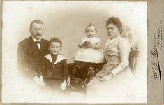 812009 Portret van het gezin Wagenaar-Brouwer, met van links naar rechts Johannes (Jan) Arnoldus Hendricus Wagenaar ...